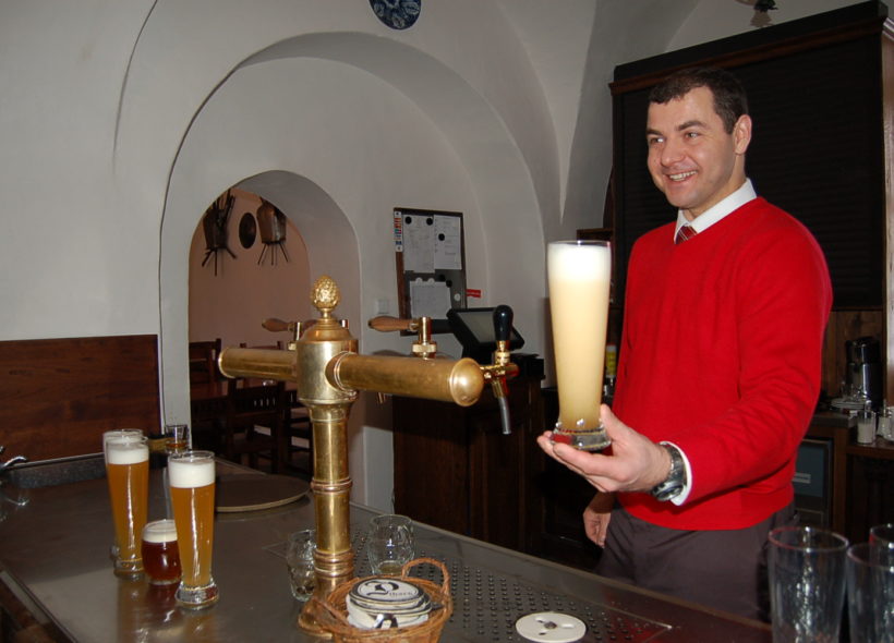 Radovan Koudelka čepuje Bílé pivo. 
