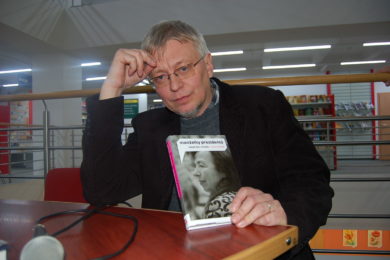 Pavel Kosatík se svou knihou. 