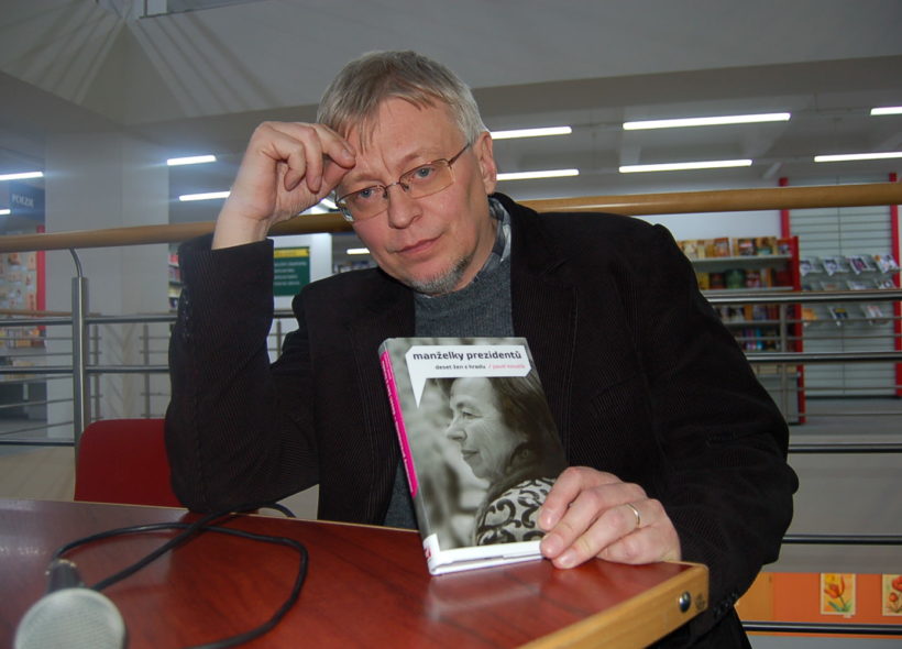 Pavel Kosatík se svou knihou. 