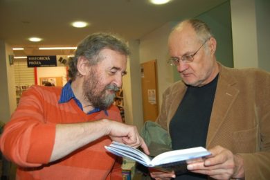Břetislav Olšer (vlevo) s filozofem Václavem Bělohradským debatují v ostravském knihkupectví Librex nad knihou o Izraeli. 