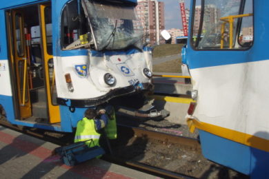 Poškozené tramvaje po srážce. 