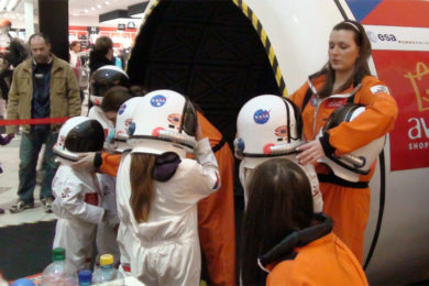 Malí návštěvníci si mohou vyzkoušet i kosmické skafandry. 