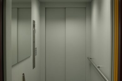 Zmodernizovaná výtahová kabina je nejen praktická, ale i estetická.