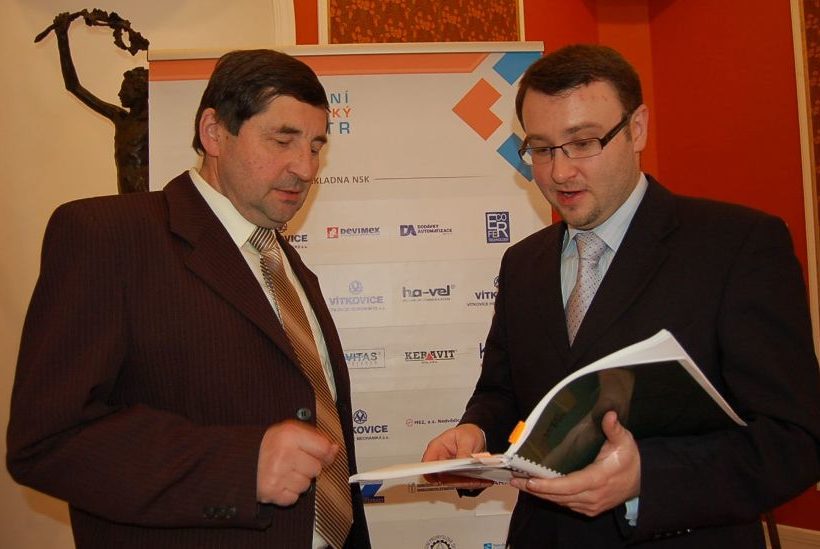Pavel Drobil (vpravo) hovoří s manažerem Národního strojírenského klastru Lubomírem Gogelou. 