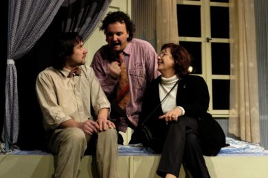 Na snímku z představení Kosa.jsou Božidara Turzonovová, Martin Trnavský (vlevo) a Radim Novák. 