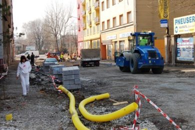 Rozkopaná Zborovská ulice. Její oprava měla skončit v loňském roce. 
