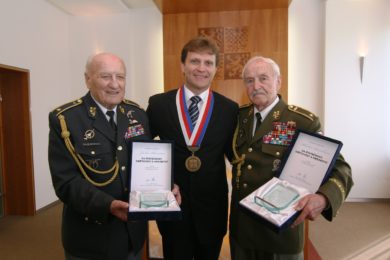 Starosta Poruby Lumír Palyza s oceněnými generály Zdeňkem Škarvadou (vlevo) a Mikulášem Končickým. 