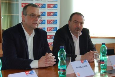 Moravskoslezský lídr kandidátky TOP 09 Pavol Lukša (vpravo) s místopředsedou strany Miroslavem Kalouskem. 