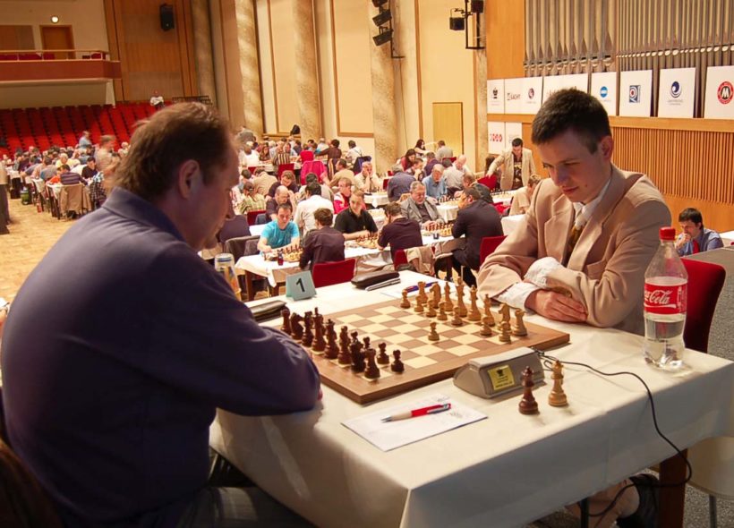 David Navara (vpravo) zahájil svou první partii s Jaroslavem Sobkem.  