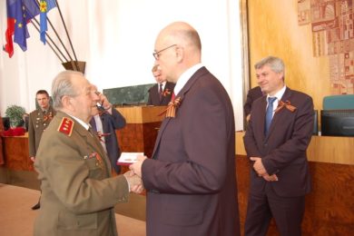Alexej Fedotov předává medaili Antonínu Mizerovi z Ostravy, přihlíží primátor Petr Kajnar. 