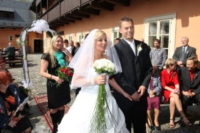 Svatebčané při obřadu na zámku v Ostravě-Zábřehu. 