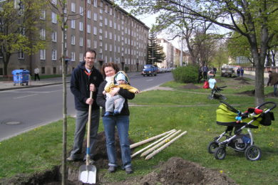 V Praze 10 se vysadilo jen v rámci projektu radnice Strom za každé nové dítě za tři roky přes tosíc stromů. Do projektu se připojila nedávno i ministryně zemědělství. 