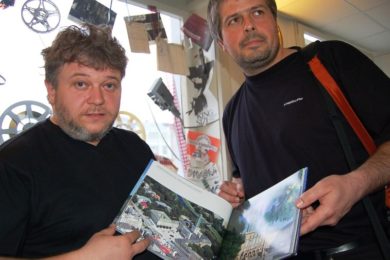 Fotograf Štefan Špic (vlevo) a autor textu Pavel Noga představují novou fotografickou publikaci věnovanou Ostravě. 