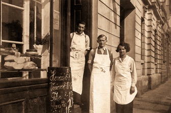 Zakladatel firmy Karel Chodura (uprostřed) u svého řeznictví v Ostravě. 