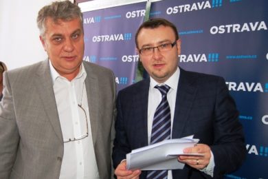 Dalibor Madej (vlevo) s ministrem Pavlem Drobilem. 
