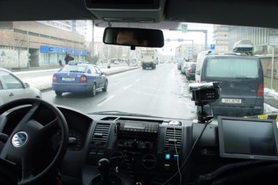 Autentický monitoring možných odcizených vozidel ve Vršovicích.