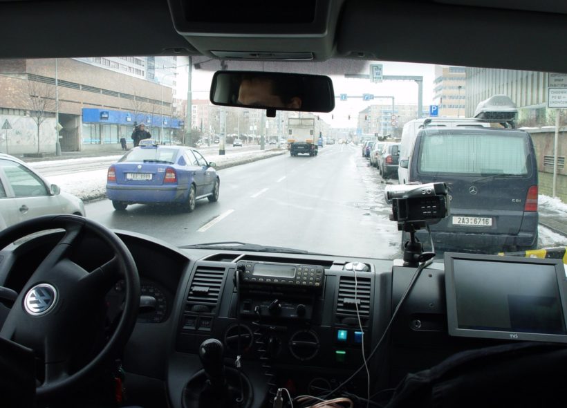 Autentický monitoring možných odcizených vozidel ve Vršovicích.