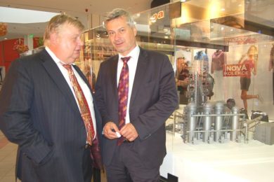 Primátor Ostravy Petr Kajnar (vpravo) a vítkovický šéf Jan Světlík u modelu Dolní oblasti. 