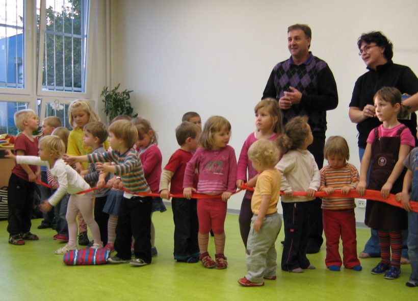 Symbolickou pásku pomáhaly stříhat samy děti.