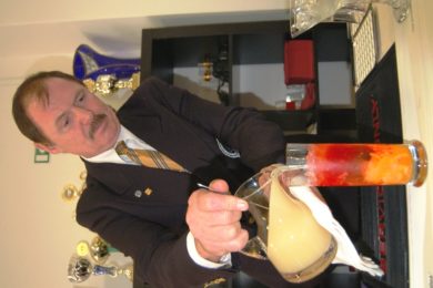 Karel Zapalač vytvořil na setkání barmanů v ostravském Hotelu Vista míchaný nápoj Tajemná čarodjěka. S tímto koktejlem zvítězil. 