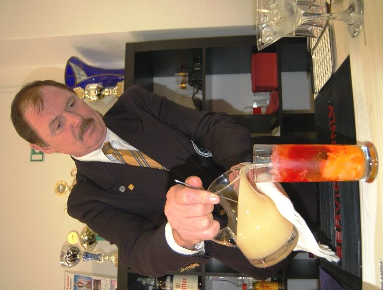 Karel Zapalač vytvořil na setkání barmanů v ostravském Hotelu Vista míchaný nápoj Tajemná čarodjěka. S tímto koktejlem zvítězil. 