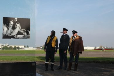 Válečné fotky jsou k vidění přímo na letišti