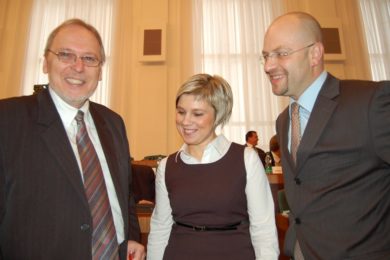 Nově zvolený starosta Jiří Havlíček (vlevo) v Pavlou Bernfeldovou a Daliborem Moukou. 