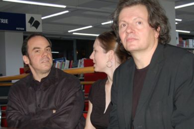 Steven Harrison (vlevo) na besedě v Domě knihy Librex s režisérem Jiřím Nekvasilem. 