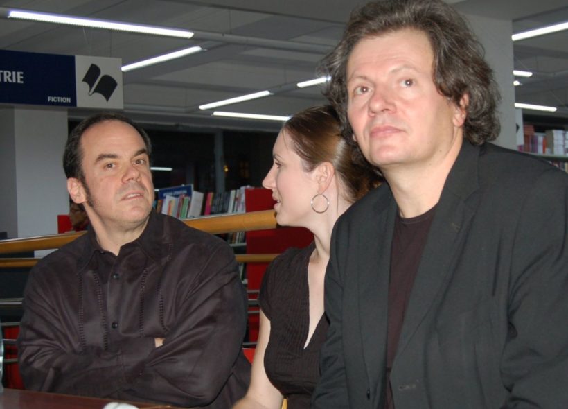 Steven Harrison (vlevo) na besedě v Domě knihy Librex s režisérem Jiřím Nekvasilem. 