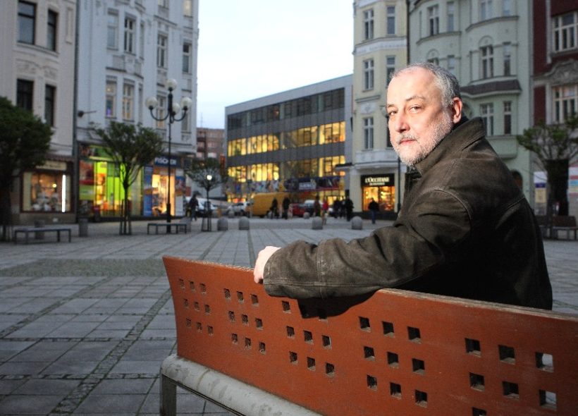 Herec Jan Fišar na Jiráskově náměstí v Ostravě. 