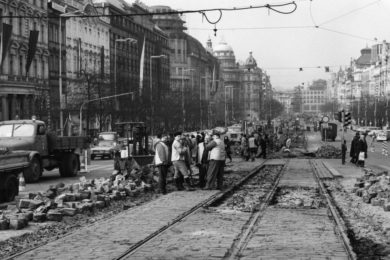 Likvidace tratě na náměstí na jaře 1980