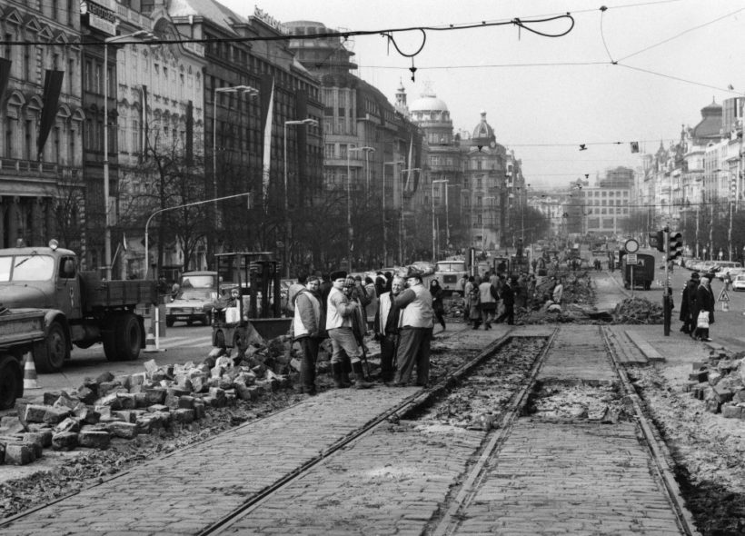 Likvidace tratě na náměstí na jaře 1980