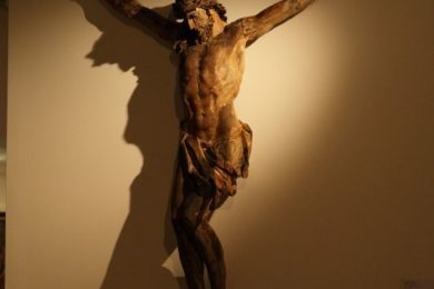 Dřevěná plastika Krista. Autorem mimořádného díla se silně expresivním výrazem je Ondřej Zahner.