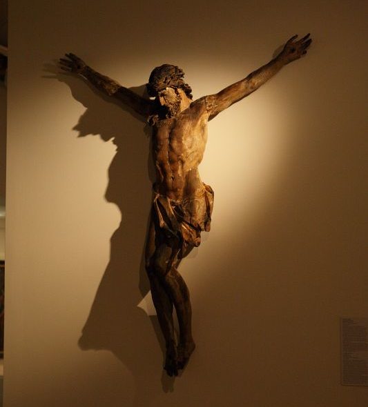 Dřevěná plastika Krista. Autorem mimořádného díla se silně expresivním výrazem je Ondřej Zahner.