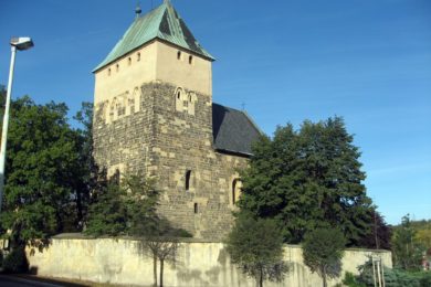 Věž kostela sv. Bartoloměje je i ve znaku Prahy 14