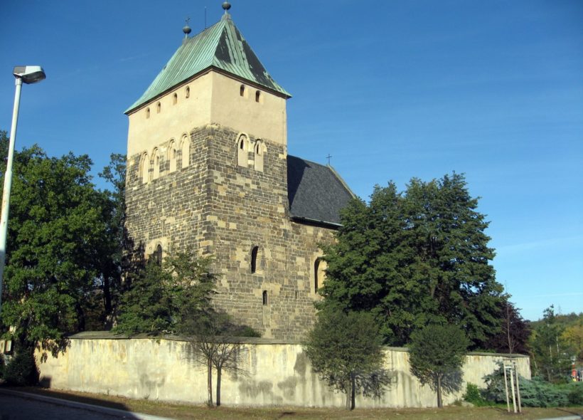 Věž kostela sv. Bartoloměje je i ve znaku Prahy 14