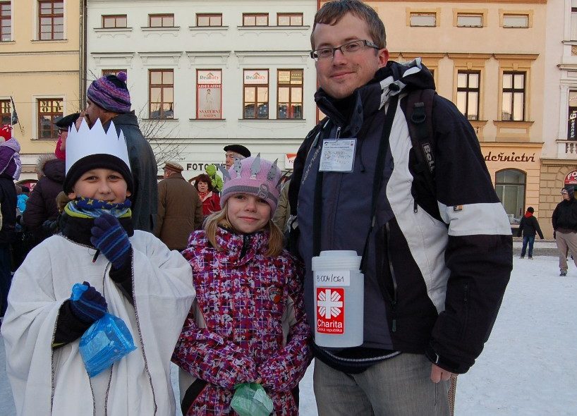 Tříkráloví koledníci na náměstí Svobody v Místku. 