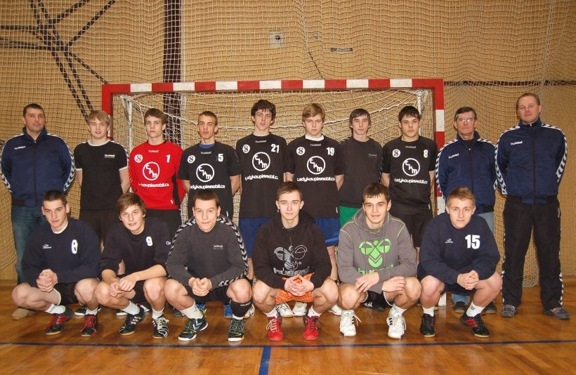 Mladší a starší dorostenci házenkářského týmu TJ Sokol Ostrava před společným tréninkem v Čapkově sokolovně. V pokleku zleva: Petr Břišč, Dominik Varmuža, Matouš Baloga, Martin Keller, Jakub Demel a Daniel Ondrušík. Stojící zleva: trenér Zbyněk Fiala, Pat