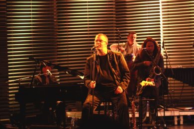 Richard Müller na koncertu, na němž scému tvořily speciální žaluzie. 