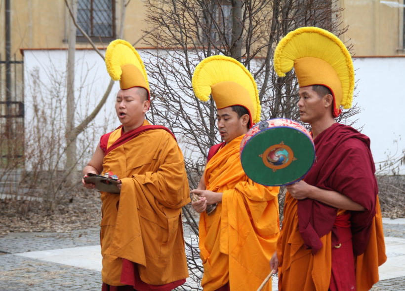 Tibetští buddhističtí mniši zahájili na nádvoří Konviktu v Olomouci festival Pro Tibet. 