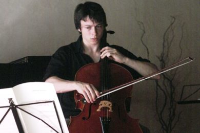 Francouzský violoncelista Yan Levionnois.  