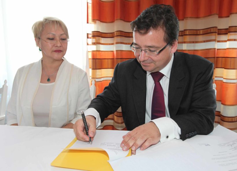 Ředitel Kliniky reprodukční medicíny a gynekologice Zlín MUDr. David Rumpík a zástupci Kazachstánu podepsali Memorandum o vzájemném porozumění v oblati zdravotní péče a medicínského vzdělávání.