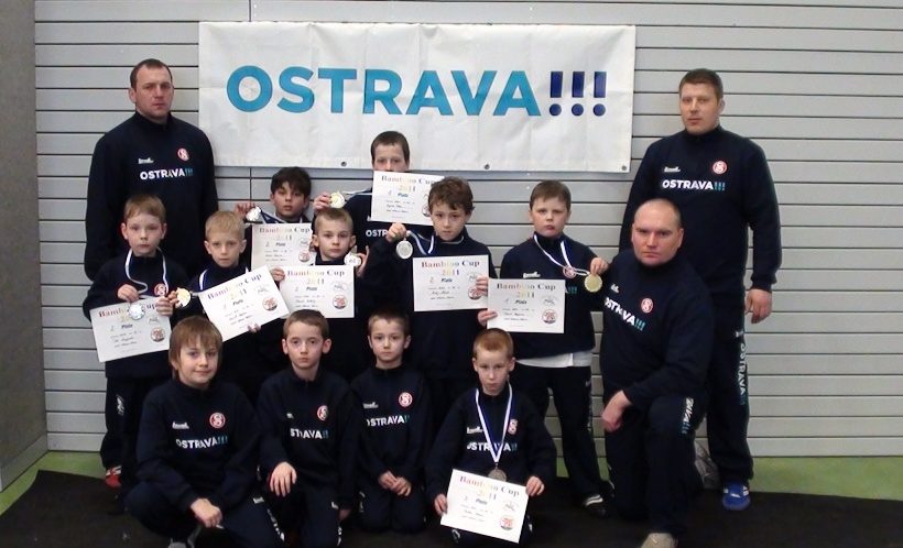 Volnostylaři z TJ Sokol Vítkovice. Dolní řada zleva: Daniel Kaliský, Lukáš Dušek, Jiří Dušek, Dalibor Šebesta. Prostřední řada zleva: Petr Grygerek, Samuel Bystroň, Dominik Kaliský, Matěj Mlčoch, David Kopřiva a trenér Dušan Dobiáš. Horní řada zleva: tren