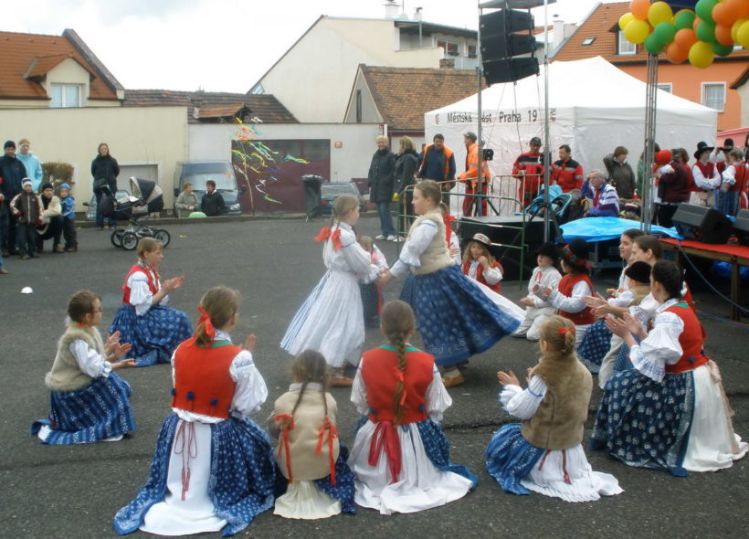 Lidové tance na loňském jarmarku v Čakovicích