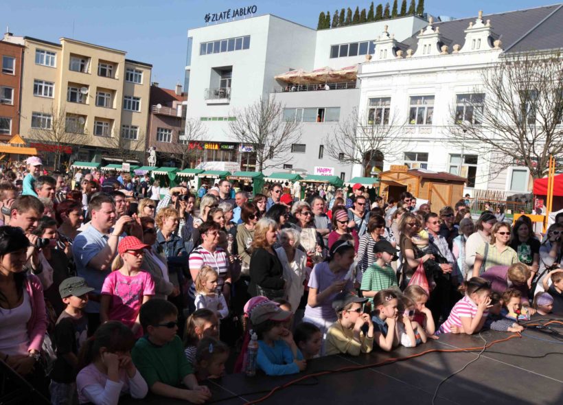 Na náměstí si našly cestu davy lidí Foto Lenka Fojtíková