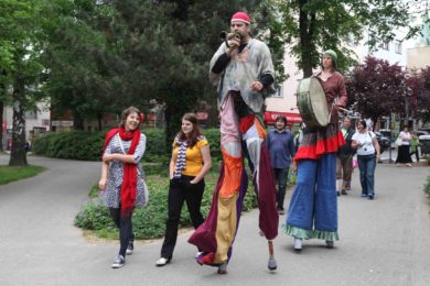 V ulicích Zlína bylo možné v pátek potkat veselý průvod divadla Kvelb, jehož herci kráčeli na chůdách