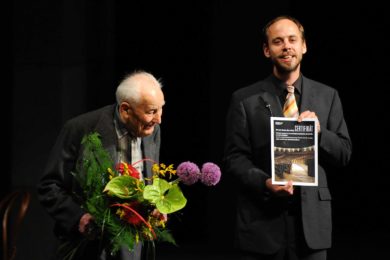 Stoletý Jan Bezděk převzal z rukou ředitele divadla Petra Michálka certifikát k návštěvě divadla zdarma.