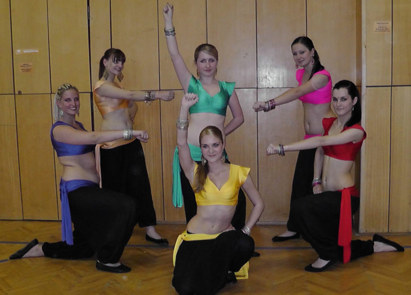 Skupina břišních tanečnic, které si říkají Belly Delly