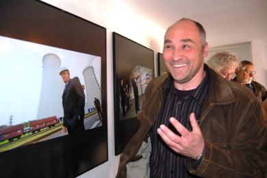 Jiří Zerzoň u svého snímku v galerii Chagall.