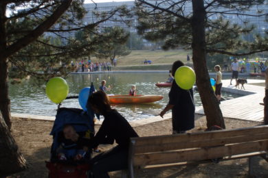 V rámci loňského Proseckého jara se lidé mohli svézt na lodi v Parku Přátesltví